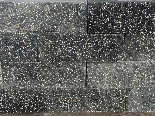 Concrete wall blocks (approx. 112 pieces)