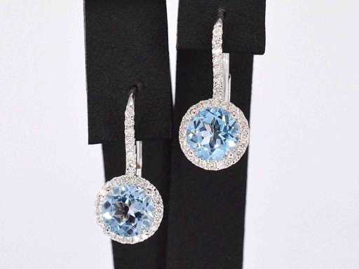 Boucles d’oreilles d’entourage en or blanc avec topaze et diamants