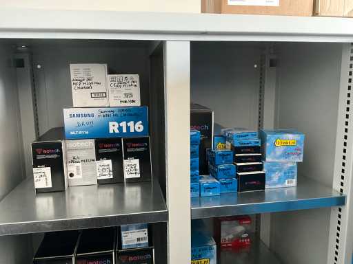 Lot de différents toners et cartouches