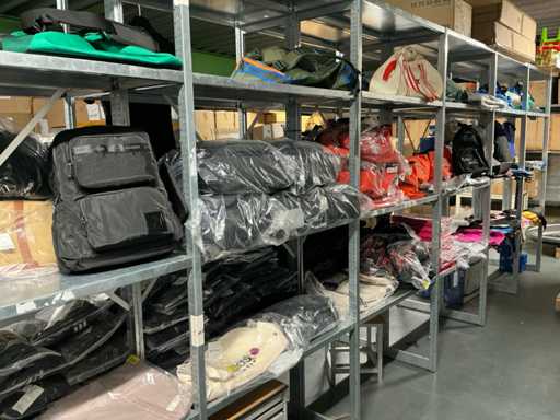 Partij diverse Nike/Karl Lagerfeld/Ellesse/Kipling/Steve Madden/etc tassen (73x)