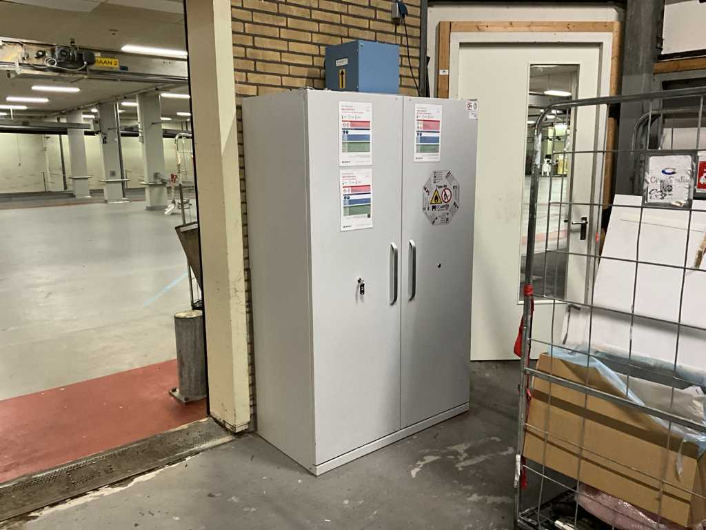 Chemical safety cabinet