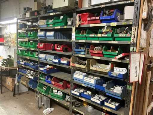 Stojaki na części zamienne z zawartością