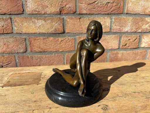 Sculptuur vrouw brons