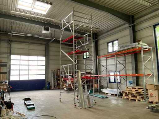 Échafaudage roulant WÜRTH avec élévation en matériau et protection de tour 