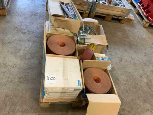 pallet met rollen schuurpapier en diversen