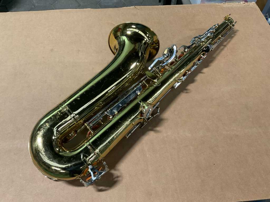 Buescher aristocrat deals baritone saxophone