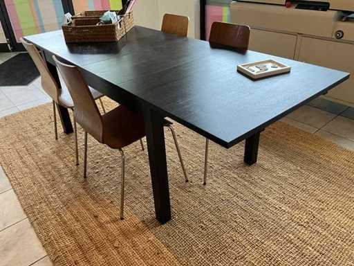 Table à manger et fauteuils d’appoint (2x)