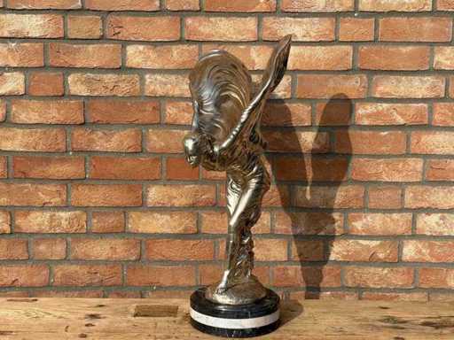 Scultura della donna volante