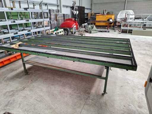 Assembly table with brushes