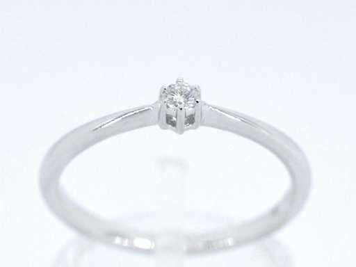 Bague solitaire en or blanc avec un diamant taille brillante