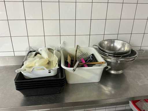 Batch of kitchen supplies