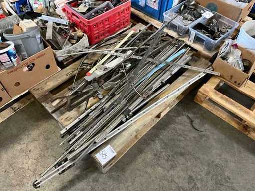 Pallet di varie parti di barca