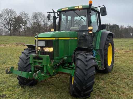 2001 John Deere 6610 2001 JOHN DEERE 6610 6 Cilindri - John Deere 6610 Trattore a trazione integrale con collegamento anteriore e aria condizionata