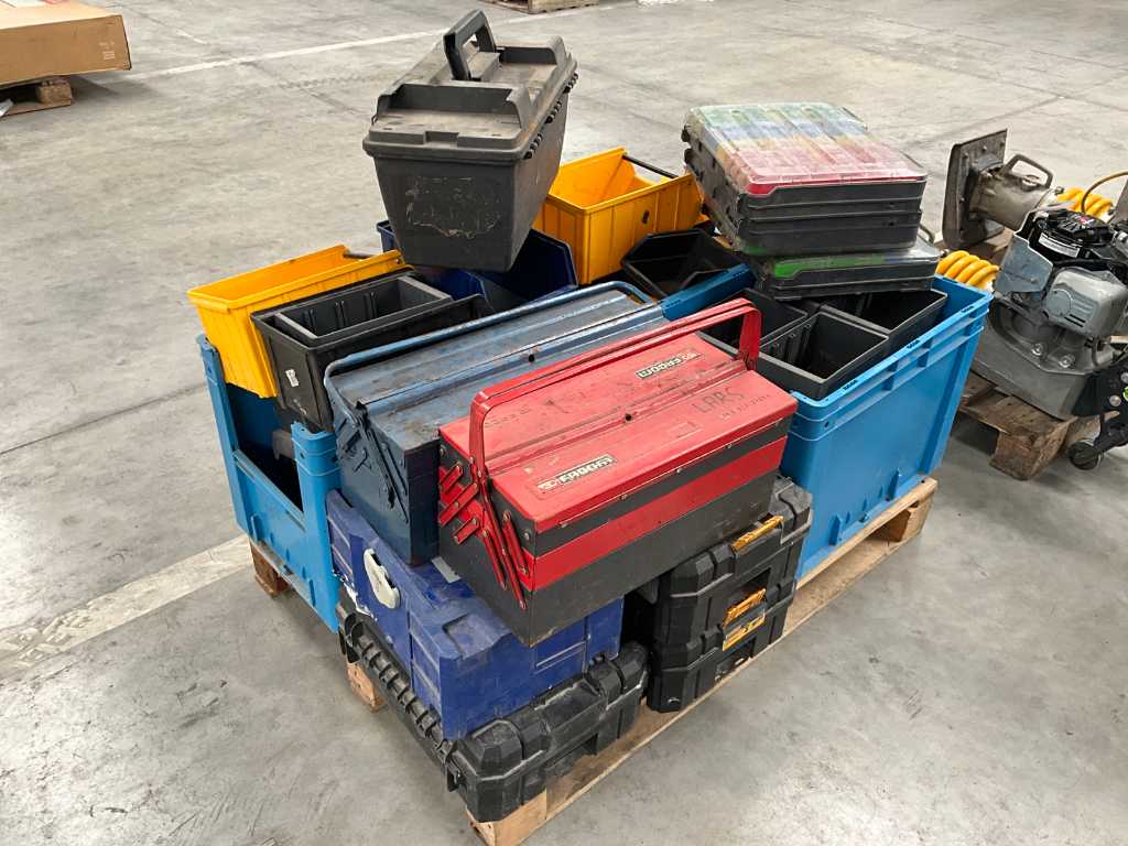 10 diverse gereedschapskoffers