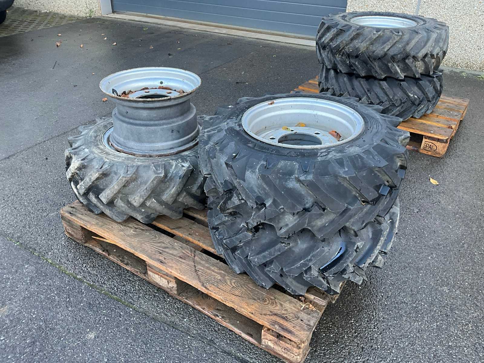 BKT 10.0/75-15.3 Tire with rim (3x)