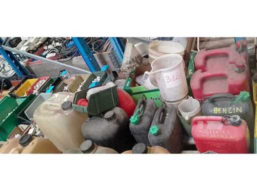 Voorraad plastic jerrycans voor het verzamelen van vloeistoffen en oliën/brandstoffen