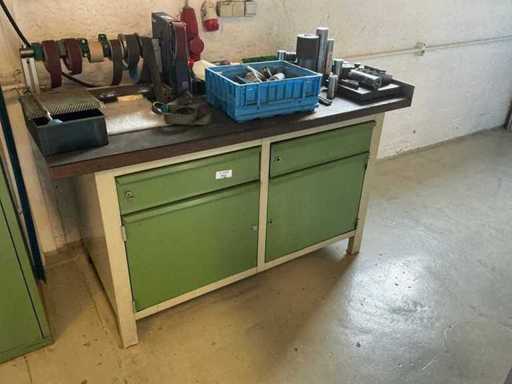 Stół warsztatowy z akcesoriami do tokarki