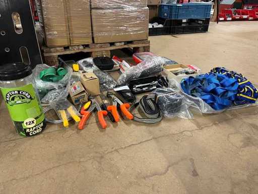 Partia różnych narzędzi (w tym wiertarki, śruby, szczypce, korki)