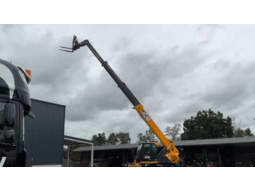 0ac5611d-0372-4b81-bc2d-c27245488c64.mp4