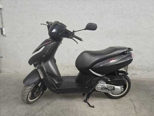 Peugeot - Snor Scooter - Kisbee 4T - Brommer 25km uitvoering f246hf