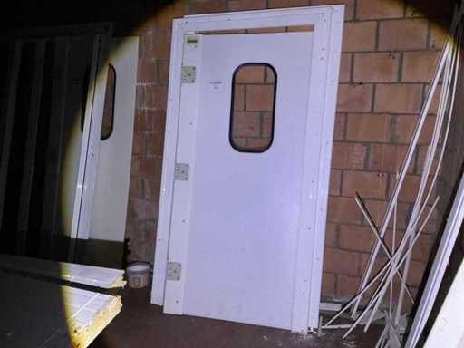 Ușă oscilantă izobară