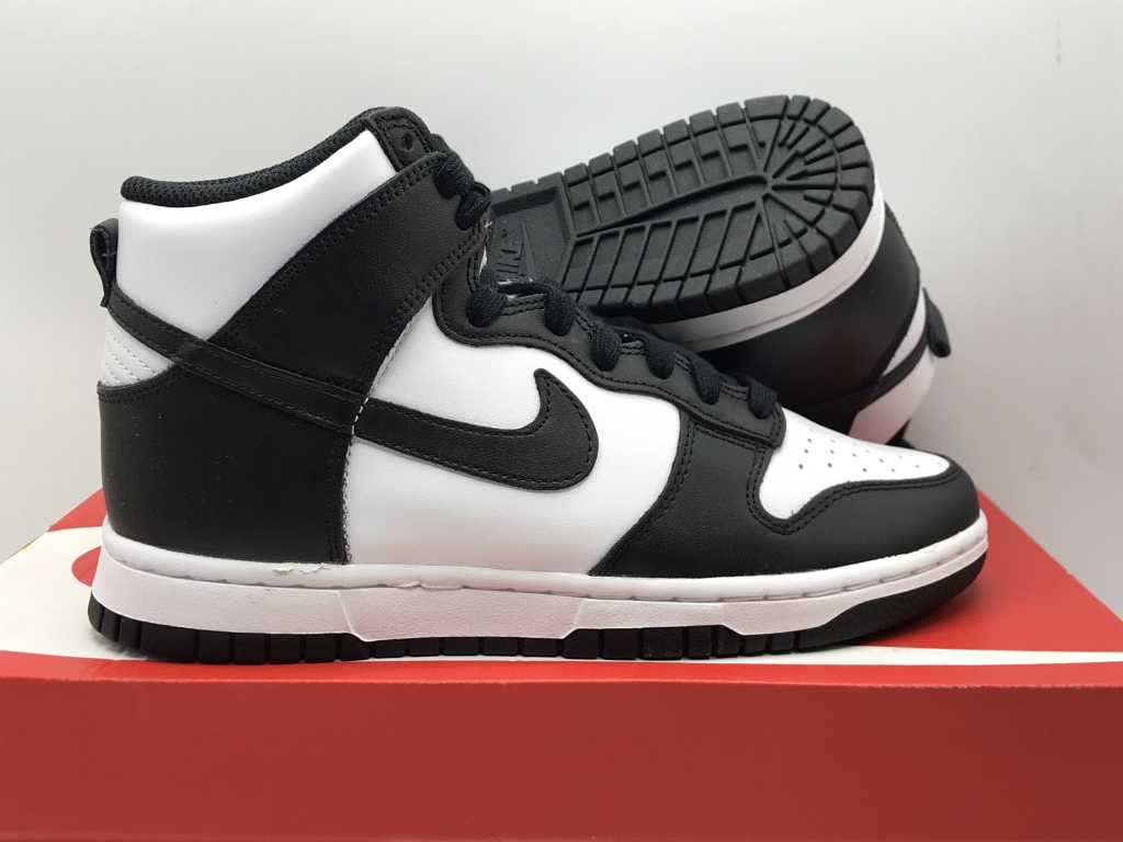 Nike Dunk High Sneaker in Weiß/Schwarz in Rot 38