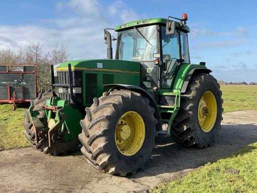 Trattore agricolo John Deere 7700 a trazione integrale del 1991