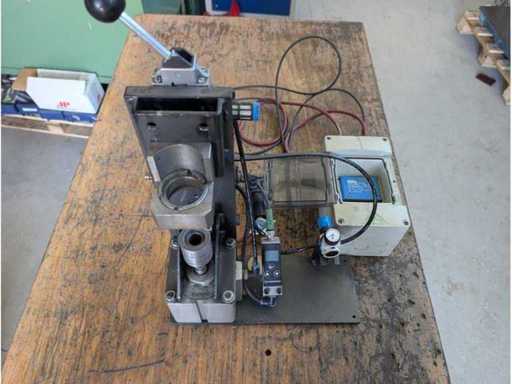 Pressa pneumativa con controller Norgren
