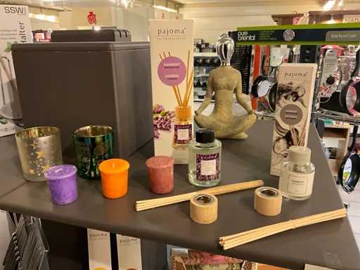 Pajoma diverse geuren en kaarsen en wierookbranders en geurstokjes...