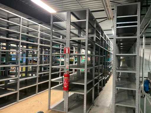 Rack d’entrepôt et autres sur mezzanine