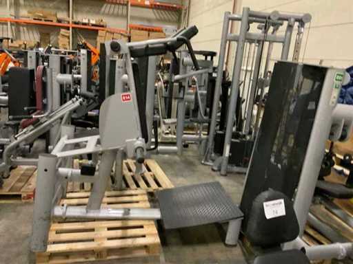 Gym80 Signum hack squat Krachtstation