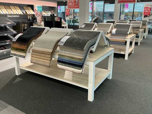 Präsentationstisch mit Teppichproben (4x)