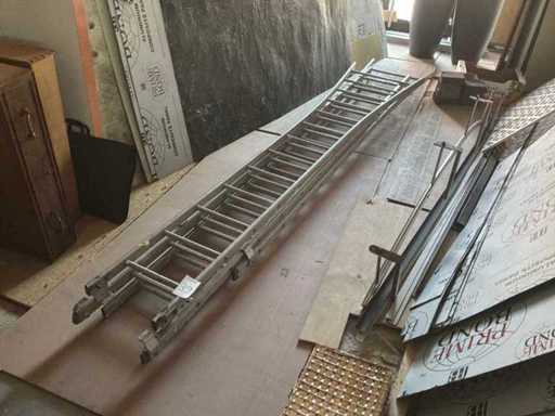 Leiter und 2 Treppen