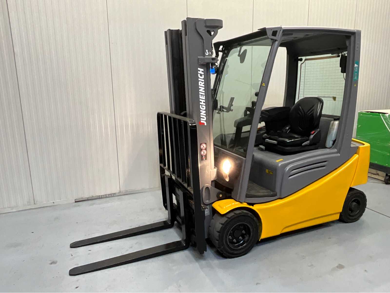 Jungheinrich EFG320 Forklift Truck – Triplex – Freelift – Sideshift – 5003 hours – year of manufacture 2019