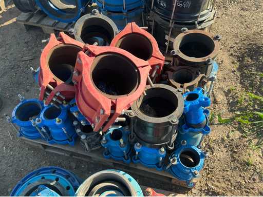 Lot of cast iron couplings, taps, valves (300x)