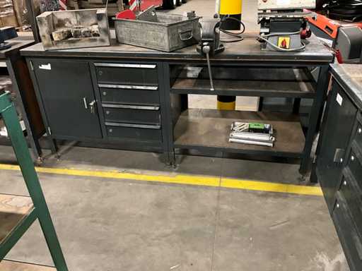 Stół roboczy z imadłem