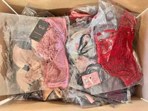 Hunkemöller, Intimissimi and Co. - Hunkemöller, Intimissimi and Co.