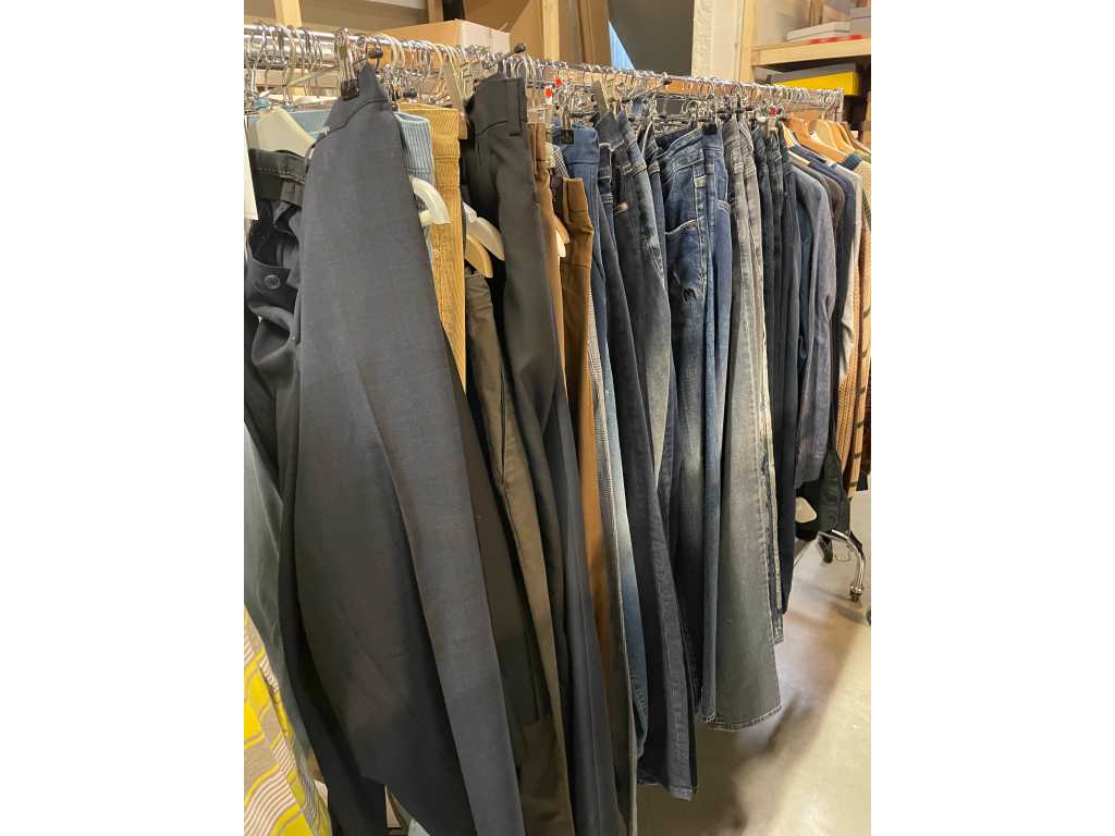 Set of 71 men's clothing with jeans, planpants, sweaters in different well-known brands New items - various sizes - rod not included