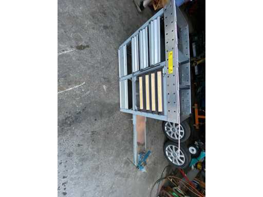 Sistema di scaffalature per veicoli