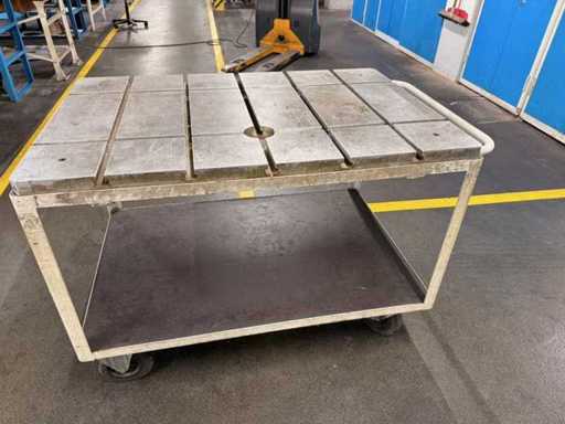 Mobiler Montagetisch mit Aluminium-Gussplatte und T-Nuten