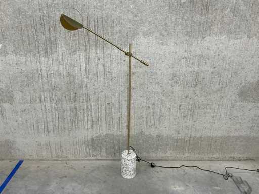 Lampada da terra con base in pietra