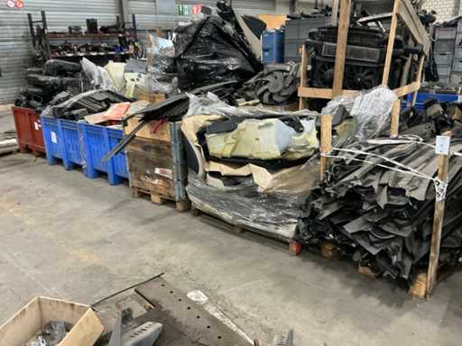 Batch of Mercedes-Benz auto parts