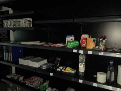 Un lot de divers fournitures de bureau, dont du ruban adhésif, du papier cadeau et des carnets