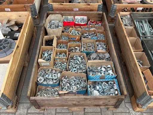 Viele Schrauben, Muttern und Klemmen