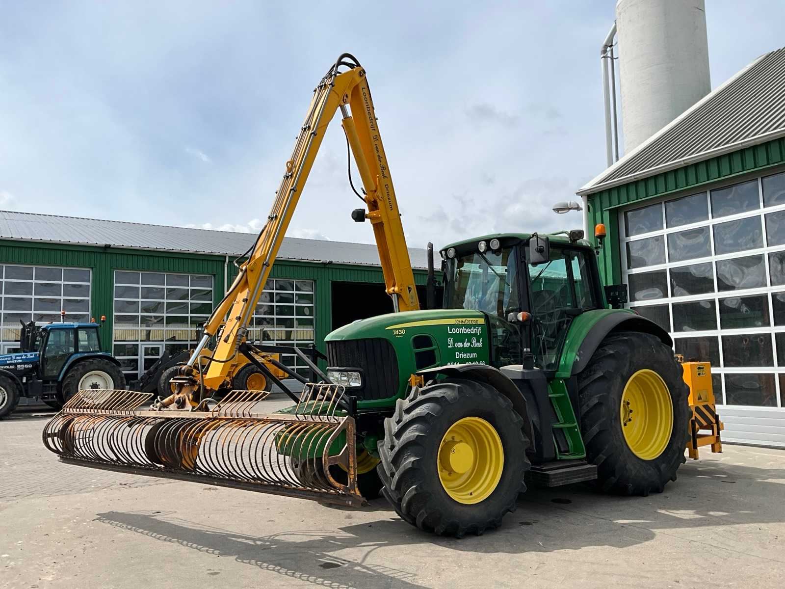 2008 John Deere 7430 Premium Mower Arm Combination