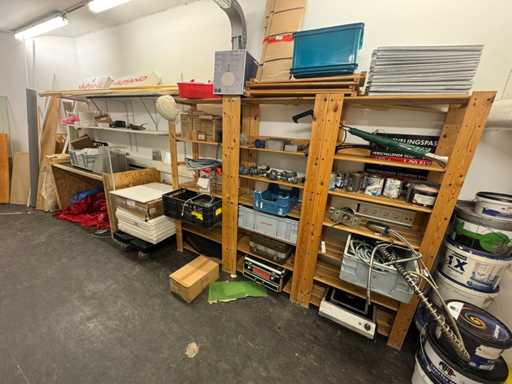 Ruimte met stellingen en inhoud