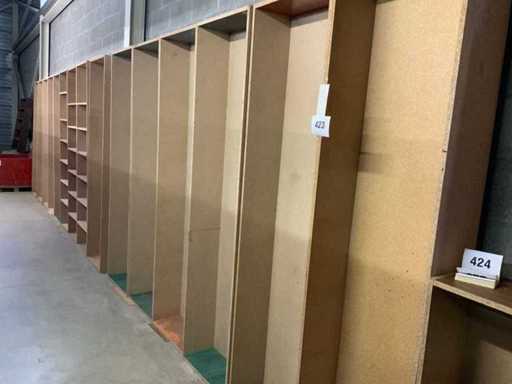 Beaucoup d’armoires de rangement en bois
