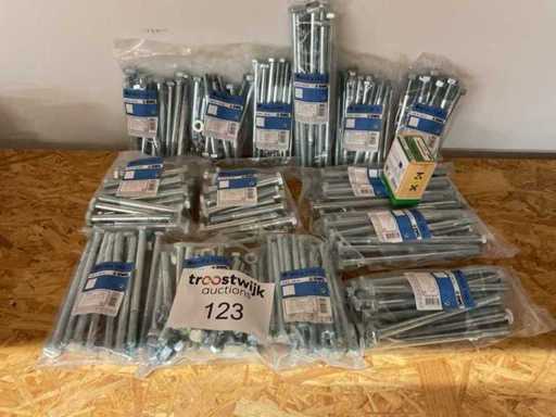 14 Säcke mit Muttern und Schrauben