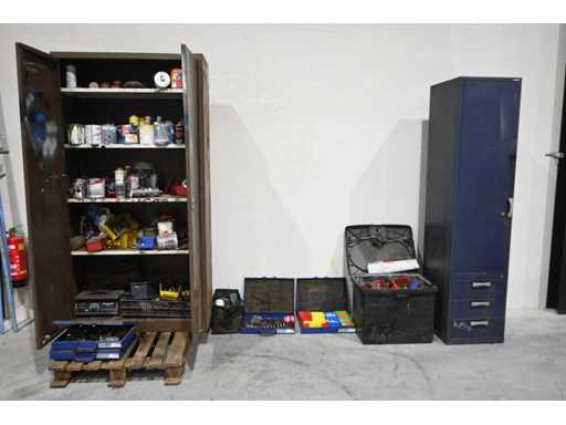 Diverse dulapuri de atelier cu piese (New Holland) și cutii de sortiment (Sortimo)