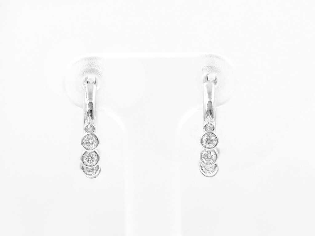 14 KT White gold Earring With Natural Diamonds